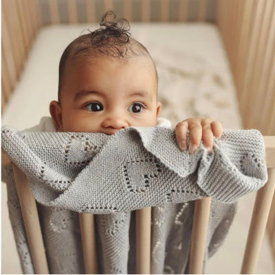 cuverture bebe gris bebe dans le lit