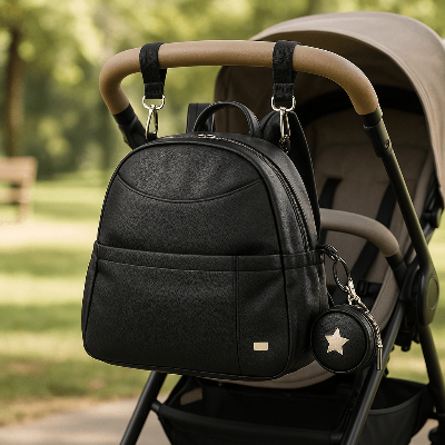 sac à dos à langer en cuir noir dans une poussette