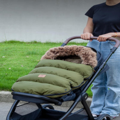 chanceliere poussette vert dans une poussette