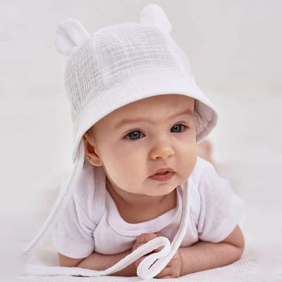Chapeau bebe sur la tête blanc