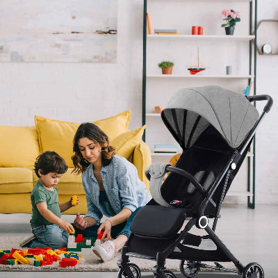 poussette canne compacte pliable noire avec finitions dorées