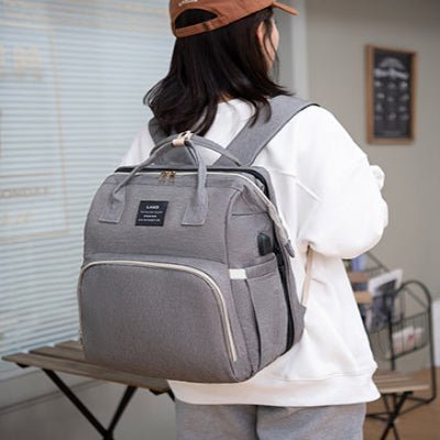 sac a dos a langer gris porte par maman